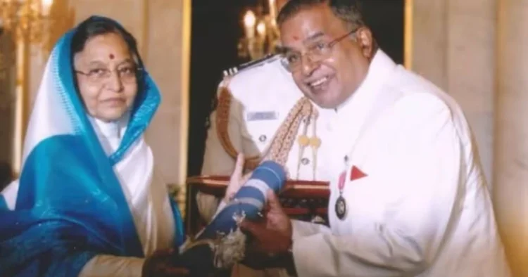 Former President Pratibha Patil (Left), Padma Shri Awardee and VHP President Dr Rabindra Narain Singh (Right)
