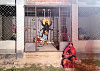 A Hindu woman devotee is sitting at an ancient Kali Temple in Magura district, Bangladesh (Photo: Nishant Kr Azad)