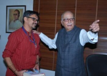 Organiser Weekly's former Assistant Editor Lal Krishna Advani with current Editor Prafulla Ketkar (Photo: Organiser)