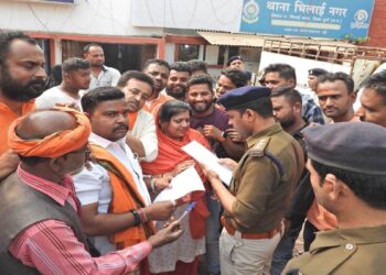 Members of Bajrangdal submitting an application to the police, Image Curtsey: Nai Duniya