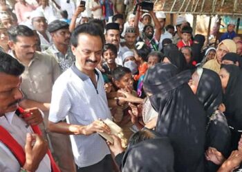 Chief Minister of Tamil Nadu with Muslim girls and women (Image Source: Deccan Chronicle)