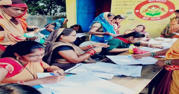 Women residents of Chhattisgarh during the registration of Mhatari Vandan Yojna, Source CMO Chhattisgarh