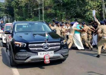 Police stop the SFI supporters holding black flags