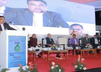 Minister of Road Transport and Highways of India, Nitin Gadkari, addressing the 4th India Green Energy Awards in New Delhi