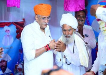 Union Jal Shakti Minister Gajendra Singh Shekhawat meets Pakistani Hindu Refugees (Image Source: ANI)