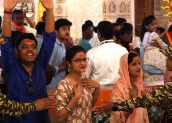 Devottes at Ayodhya's Ram Mandir