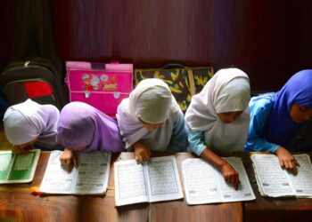 A representative image showing girls studying in a Madarsa (Image Source: Digital Learning Magazine)