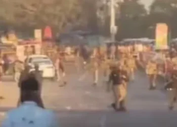 The mob pelted stones at the police and the LDA after rumors spread that some people were trapped under the debris (image source: ABP News)