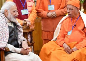 PM Modi and Ramakrishna Mission president Swami Smaranananda (Image Source X)