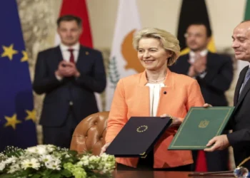 European Commission President Ursula von der Leyen and Egypt's President Abdel Fattah al-Sisi presenting signed declarations. (Source: France24)