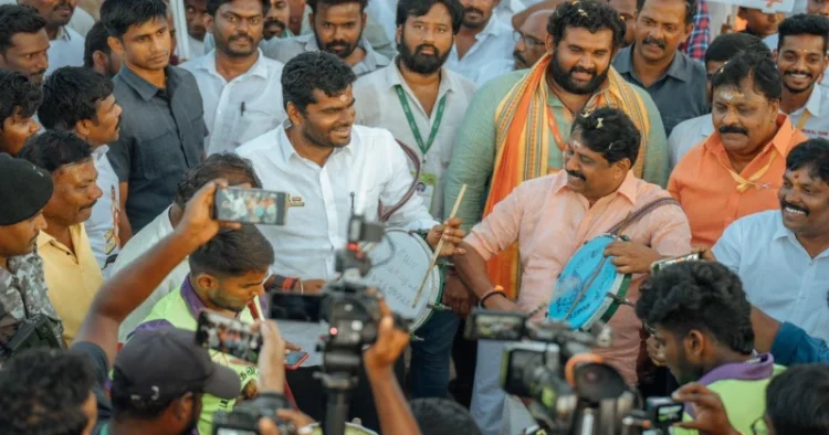Annamali with the public during his En Mann En Makkal yatra (Source: JanamTV)
