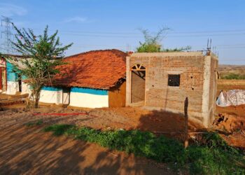 A kuccha and a pucca house standing side by side, this is a common view in the village as every next house looks like this right now (Image: Subhi Vishwakarma)