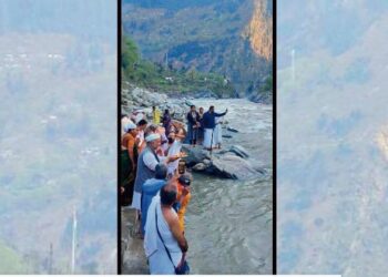 Devotees offering prayers after 75 years on the ghats of Kishanganga river