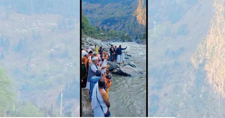 Devotees offering prayers after 75 years on the ghats of Kishanganga river
