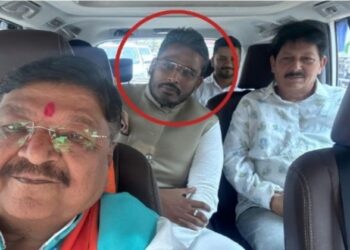 BJP's Kailash Vijayvargiya along with Akshay Kanti Bamb who quit from the Congress party