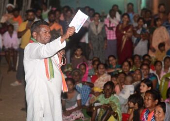 Kawasi lakhma in a public meeting, Image credit India Tv news