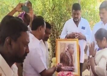 Seethakka pays tribute to Maoist Siripelli Sudhakar killed in Kanker 