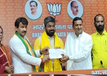 YouTuber Manish Kashyap (Center) joins BJP