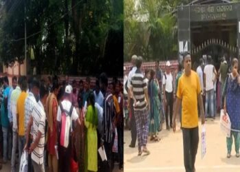 Guardians stage protest at the BEO office in Bhubaneswar, Odisha (Source: Odisha TV)