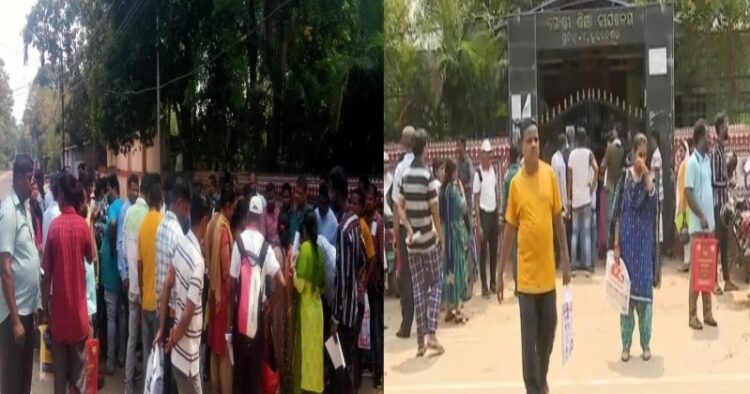 Guardians stage protest at the BEO office in Bhubaneswar, Odisha (Source: Odisha TV)