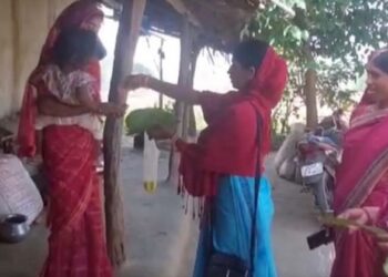 Woman from self help groups, distribute tamarind leaves, and yellow rice in Balrampur (photo:ANI)