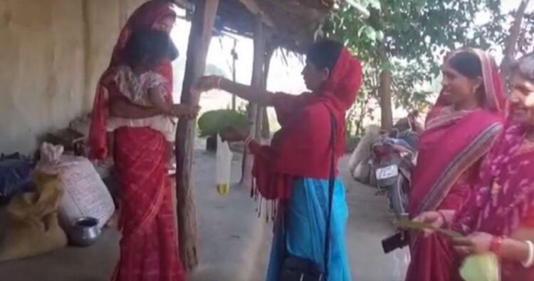 Woman from self help groups, distribute tamarind leaves, and yellow rice in Balrampur (photo:ANI)