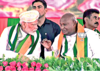 Prime Minister Narendra Modi in a conversation with former prime minister and JD(S) leader H. D. Devegowda during a public rally in Chikkaballapur