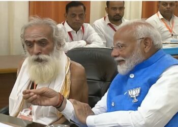 (Left) Ganeshwar Shastri Dravid, a revered scholar of Kashi (Right) PM Narendra Modi