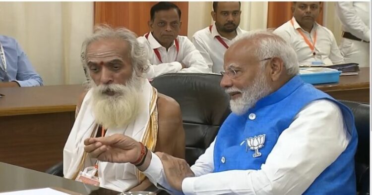 (Left) Ganeshwar Shastri Dravid, a revered scholar of Kashi (Right) PM Narendra Modi