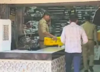 A police officer at Wahid's shop (Image Source: Jagran)