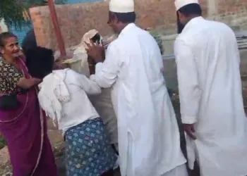 Muslims  forcibly removing newly installed Saint Kanaka Haridas statue