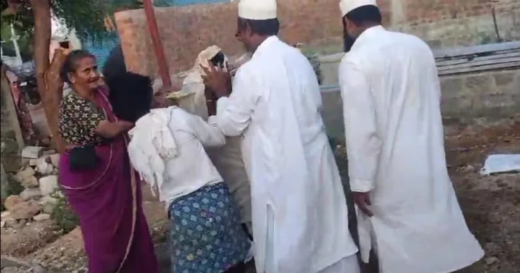 Muslims  forcibly removing newly installed Saint Kanaka Haridas statue