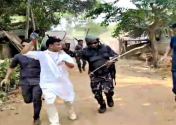 hargram BJP candidate Pranat Tudu running along with security forces to save his life when alleged supporters of TMC pelted stones at him and his security personnel near Garbetta in West Bengal