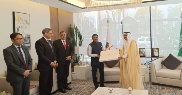 Muktesh K Pardeshi, Secretary (CPV and OIA) with Saudi Arabia's Vice Haj Minister Abdul Fattah Mashat (Source: ANI)