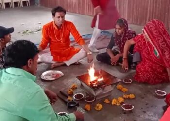 Eight Muslims reverted to Sanatan fold and did Ghar Wapsi, in saffron kurta is Hari Narayan (Image Source: Agniban)