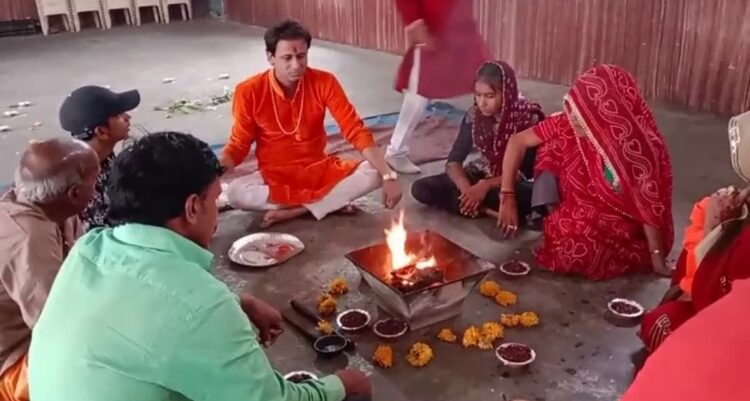 Eight Muslims reverted to Sanatan fold and did Ghar Wapsi, in saffron kurta is Hari Narayan (Image Source: Agniban)