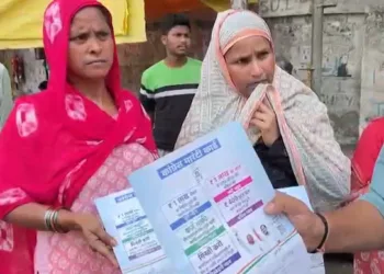 Muslim women lined up outside the Congress office in Lucknow (Image Source: India Today)