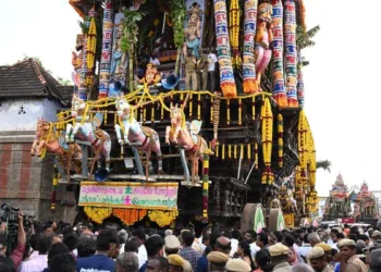 Devotees at Tirunelveli Nellaiappar and Gandhimathi Amman Temple (Image Source: The Hindu)