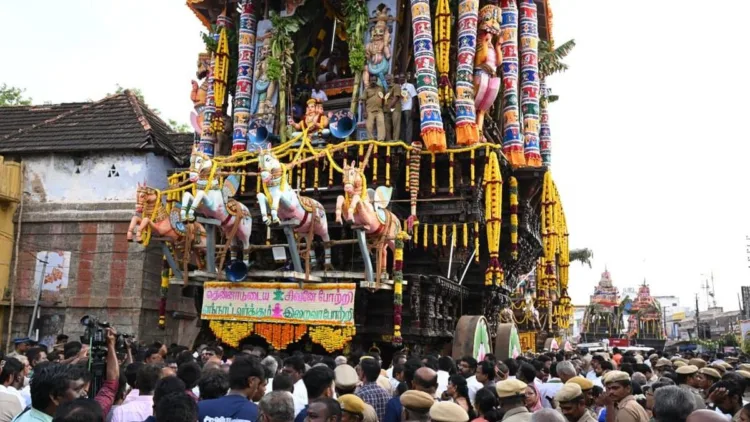 Devotees at Tirunelveli Nellaiappar and Gandhimathi Amman Temple (Image Source: The Hindu)