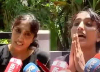 Seena, a neighbour of the deceased Velayudhan, is threatened by the CPM men and women for the ‘fault’ of condemning CPM for bomb making