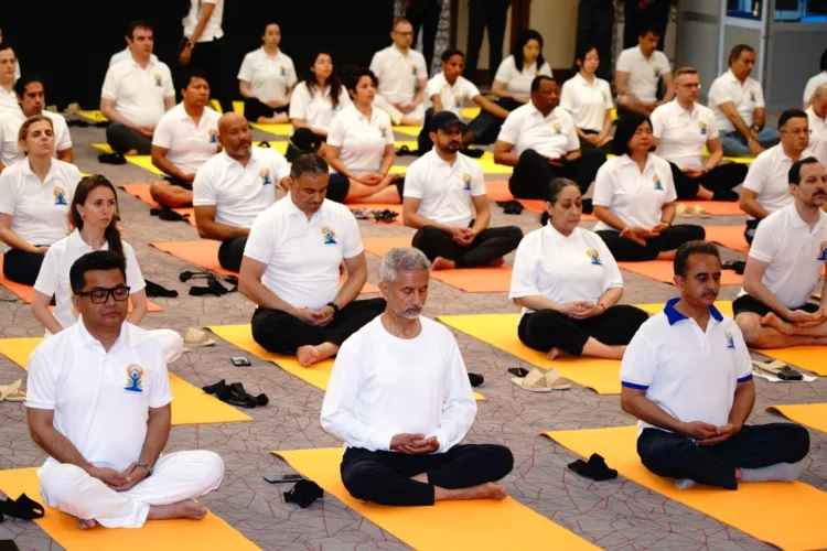 EAM Dr S Jaishankar with foreign delegates on International Yoga Day (Image Source: X)