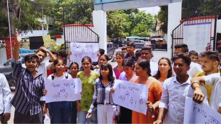 Students protested against auto driver and demanded for his execution (Image Source: ETV Bharat)