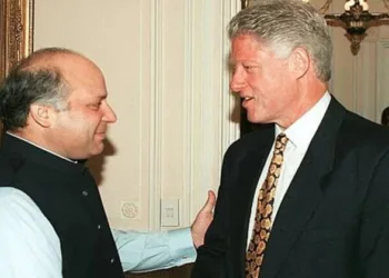 (Left) Former Pakistan PM Nawaz Sharif (Right) Former US President Bill Clinton