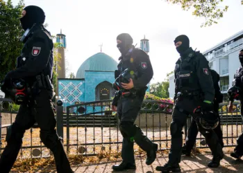 German police closed the Islamic Centre in Hamburg, also known as the Blue Mosque, as part of nationwide raids (Image Source: AP)