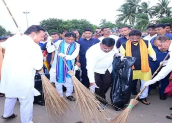 Odisha CM Majhi participates in cleanliness drive