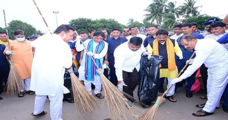 Odisha CM Majhi participates in cleanliness drive