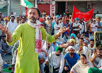 Yogendra Yadav addressing a gathering, Image source: iChowk