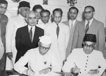 Jawaharlal Nehru and Liaquat Ali Khan signing the agreement in April 1950