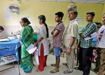 People lined up at an hospital: A representative image (Source: Zee Business)