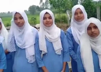 Students who claimed they have thrown out of school for wearing hijab (Image: Organiser)